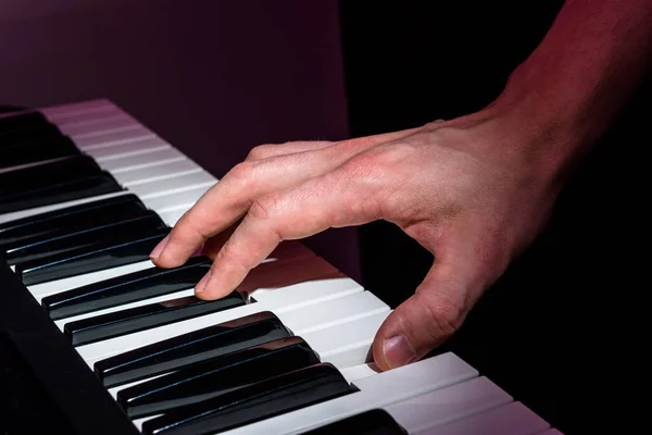 Muzicianul Cântă Tastatura Sintetizatorului Cheile Pianului Concert Proiectoare — Fotografie, imagine de stoc