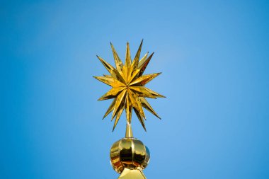 Rusya, Moskova 'daki Izmailovsky Kremlin kulesinin tepesinde mavi gökyüzüne karşı yükselen altın yıldız..