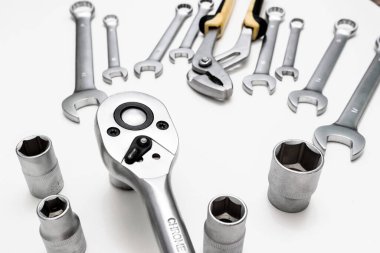 Metin için alanı olan beyaz bir arkaplan üzerinde tamir ve inşaat için bir takım araçlar