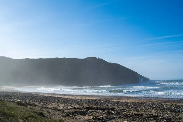 Stein og hav på stranden Gijon – stockfoto