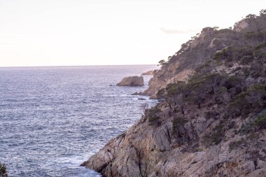 Costa Brava 'daki manzara okyanus ve dağ
