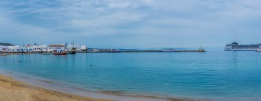 Mykonos adasındaki Mykonos adasındaki Mykonos limanının ünlü resimli küçük Venedik Koyu manzarası, Mykonos adasındaki Mykonos şehrinin ünlü resimli dar sokaklarından biri.