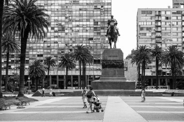 Montevideo şehir merkezinde günlük yaşam, başkent ve Uruguay 'ın ana şehri. Şehir çok küçük, her yerde insanlar var ve rengarenk.