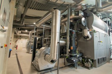 Boruları olan sıcak su binası