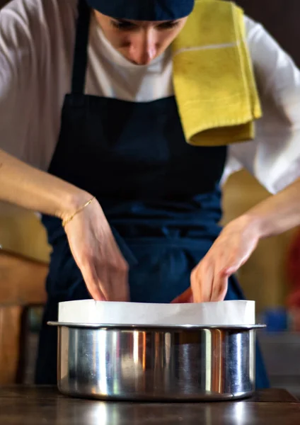 Cucini Mani Che Preparano Uno Stampo Cucina Con Uniforme — Foto Stock