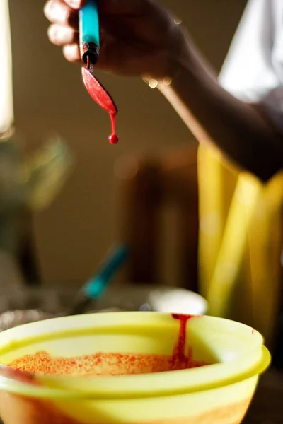 Gotas Colorante Comida Roja Cayendo Una Cuchara Tazón Amarillo —  Fotos de Stock