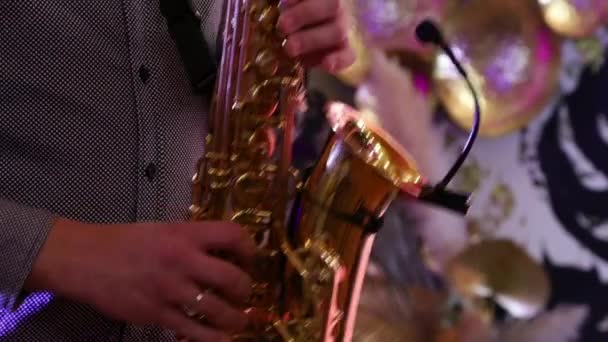 Ręce Saksofonisty Grającego Melodię Saksofonie Przyjęciu Świątecznym — Wideo stockowe