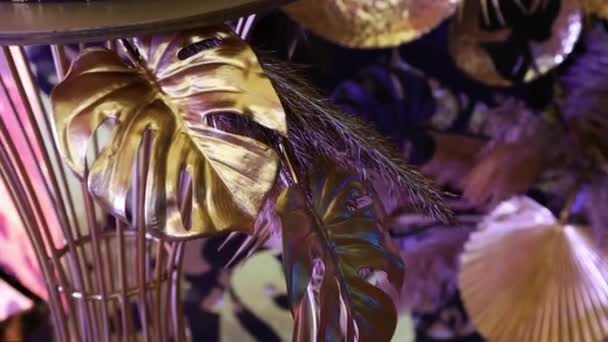 Şenlik Için Altından Yapılmış Palmiye Yaprakları Sarı Metal Dallardan Sarkan — Stok video