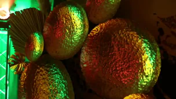 bols décoratifs dorés à l'intérieur des vacances avec musique de lumière clignotante 