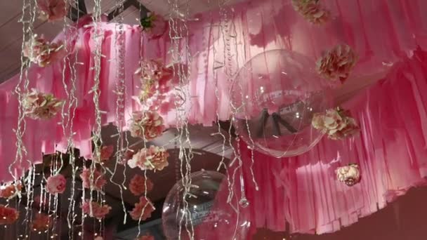 Süslü Güller Şeffaf Balonlar Ampullerden Çelenkler Lüks Parti Süslemeleri Pembe — Stok video