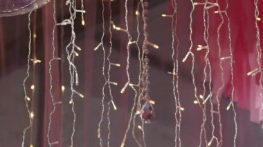 Noel süslemeleri için ampullerden dekoratif çelenkler