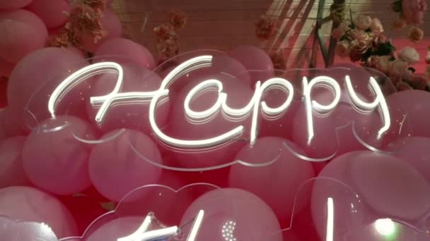 Glühende Glückwunschbotschaft Zum Geburtstag Auf Dem Hintergrund Pinkfarbener Luftballons Zur — Stockvideo