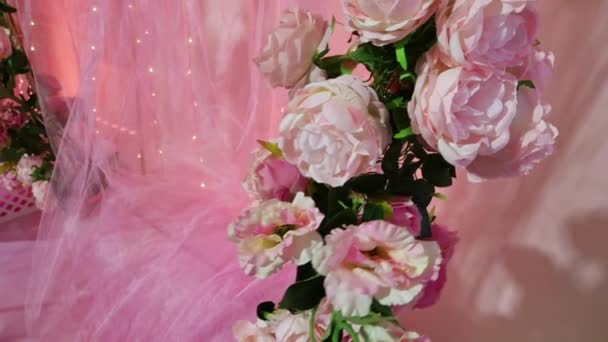 Mesterséges Rózsaszín Rózsák Kézzel Készült Szövet Ünnep Party Dekoráció Hátterében — Stock videók
