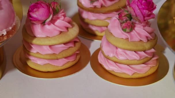 čokoládové tyčinky makaróny dortíky muffiny růžová párty