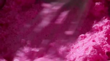 Pembe dondurmayı çırpar Büyük gümüş bir kapta