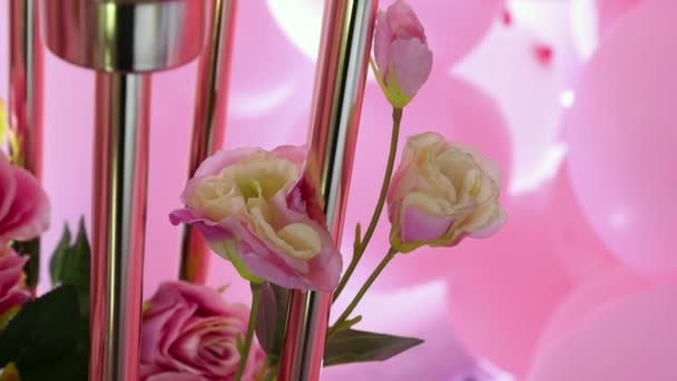 Rose Decorative Candelieri Metallo Giallo Decorare Una Festa Festa — Video Stock