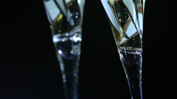 Elegante Wijnglazen Onder Een Hoek Gevuld Met Champagne Wijn Met — Stockvideo