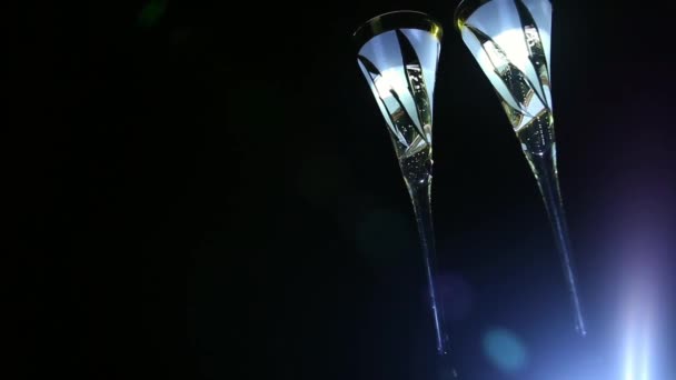 Элегантные Бокалы Углом Наполнены Шампанским Большим Количеством Игристых Пузырьков Выделенных — стоковое видео