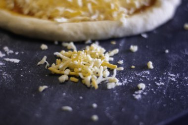 Peynirli, mantarlı, kekikli, domatesli, jambonlu ve unlu ev yapımı pizza hamuru..