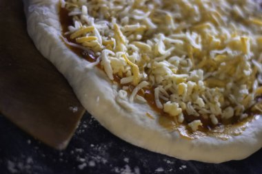 Peynirli, mantarlı, kekikli, domatesli, jambonlu ve unlu ev yapımı pizza hamuru..