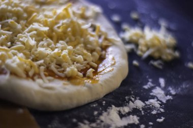 Peynirli, mantarlı, kekikli, domatesli, jambonlu ve unlu ev yapımı pizza hamuru..