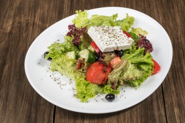 Bir tabak içinde taze Yunan salatası