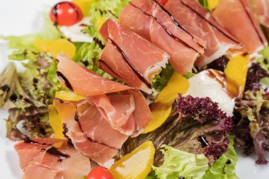 Lezzetli salata prosciutto ile bir jambon şeftali