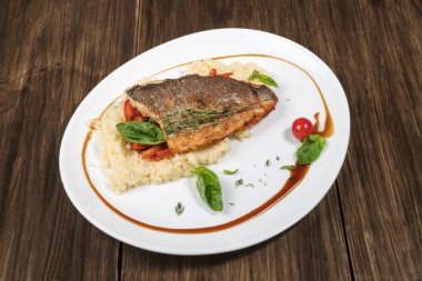Kuskus ile kavrulmuş dorado balık