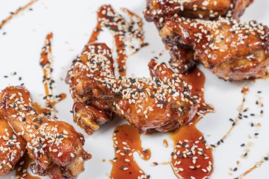 Kızarmış tavuk kanadı.