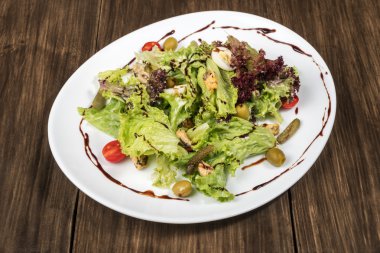 Midye ile deniz ürünleri salatası