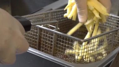 Bir fritöz patates kızartması yemek