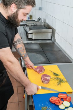 Şef et pişirmek için hazır