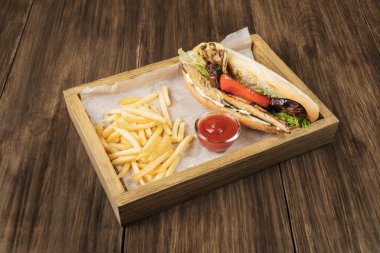 Balık sosisli sandviç tablo