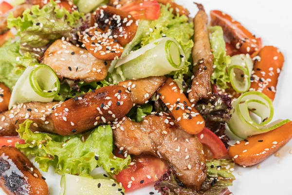 Salada com carne de porco assada — Fotografia de Stock