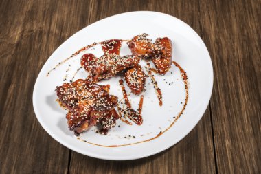 Tahta masada tavuk kanadı tabağı