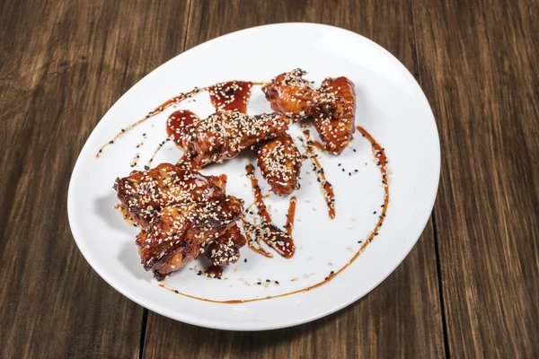 Tahta masada tavuk kanadı tabağı