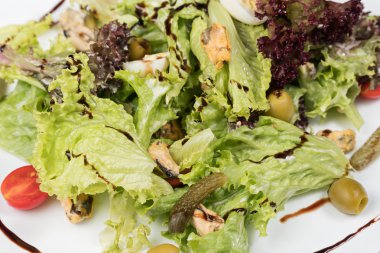 Güzel ile midye salata servis