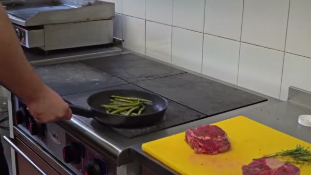 Cozinhar espargos em uma frigideira — Vídeo de Stock