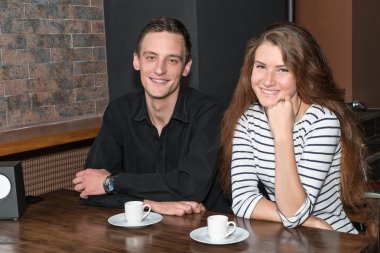 Genç çift kafede kahve keyfi