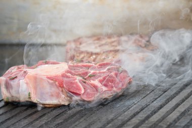 Izgarada biftek pişirme