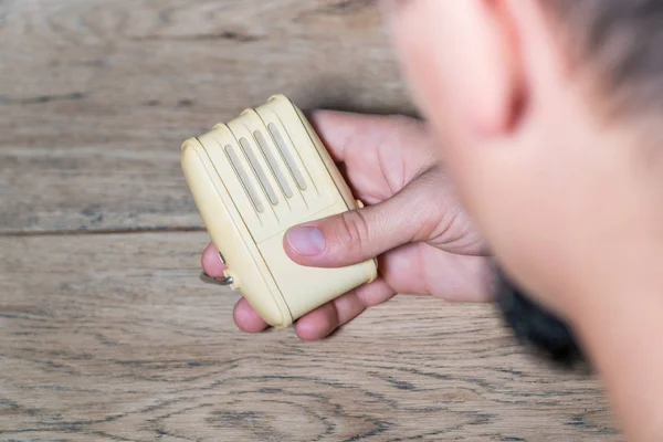 Mannenhand bedrijf microfoon — Stockfoto