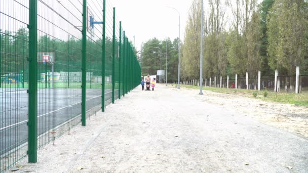 Papá camina con los niños en el parque infantil — Vídeos de Stock