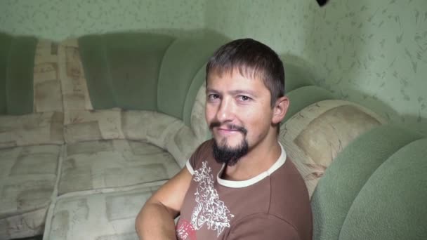 Portret van een man met baard — Stockvideo