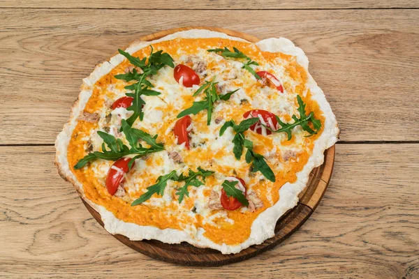 Піца з помідорами і тунцем — стокове фото