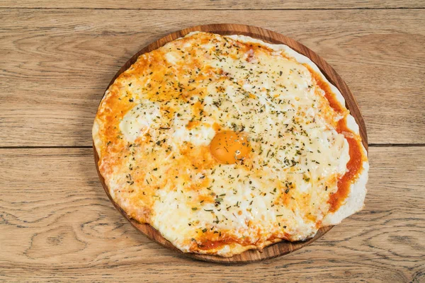 Пицца с яичным желтком — стоковое фото