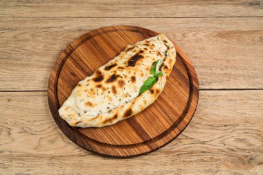 Lezzetli kızarmış cheburek bir ahşap tahta üzerinde