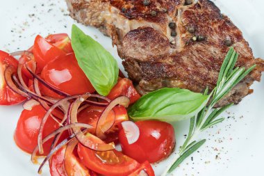 Domuz eti biftek ızgara kemik portre üzerinde