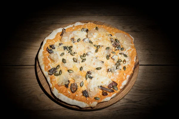 Фруктовая пицца с ананасом в темноте — стоковое фото