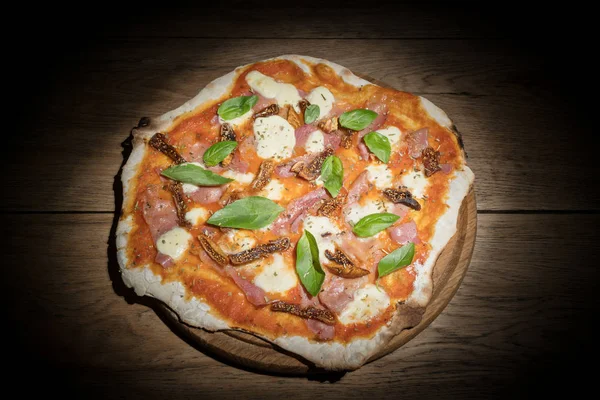 Сельский домашняя пицца с инжиром в темноте — стоковое фото