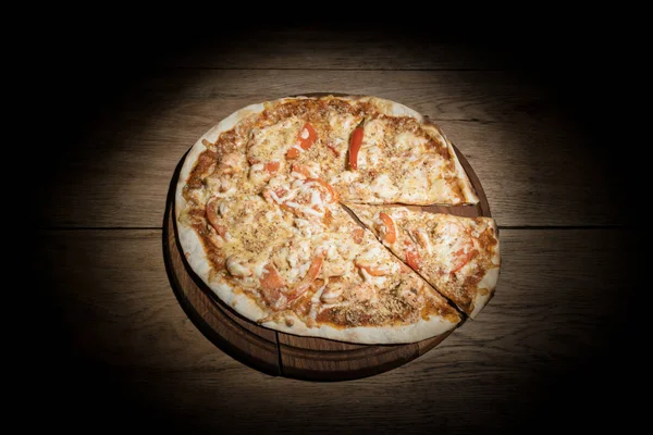 Пицца острая курица с отрезанным кусочком — стоковое фото
